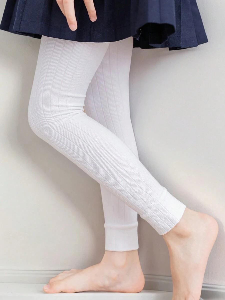 białe legginsy prążki