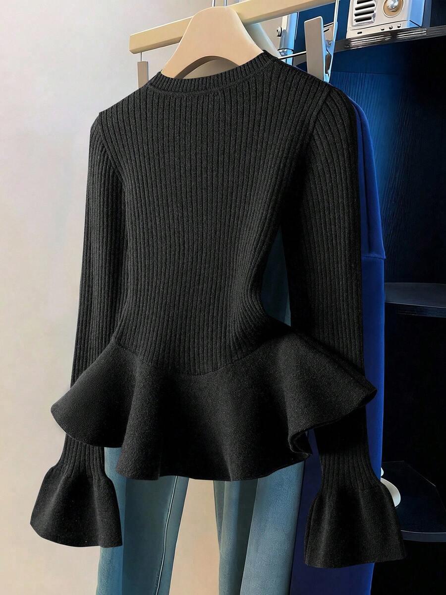 czarny sweter falbana