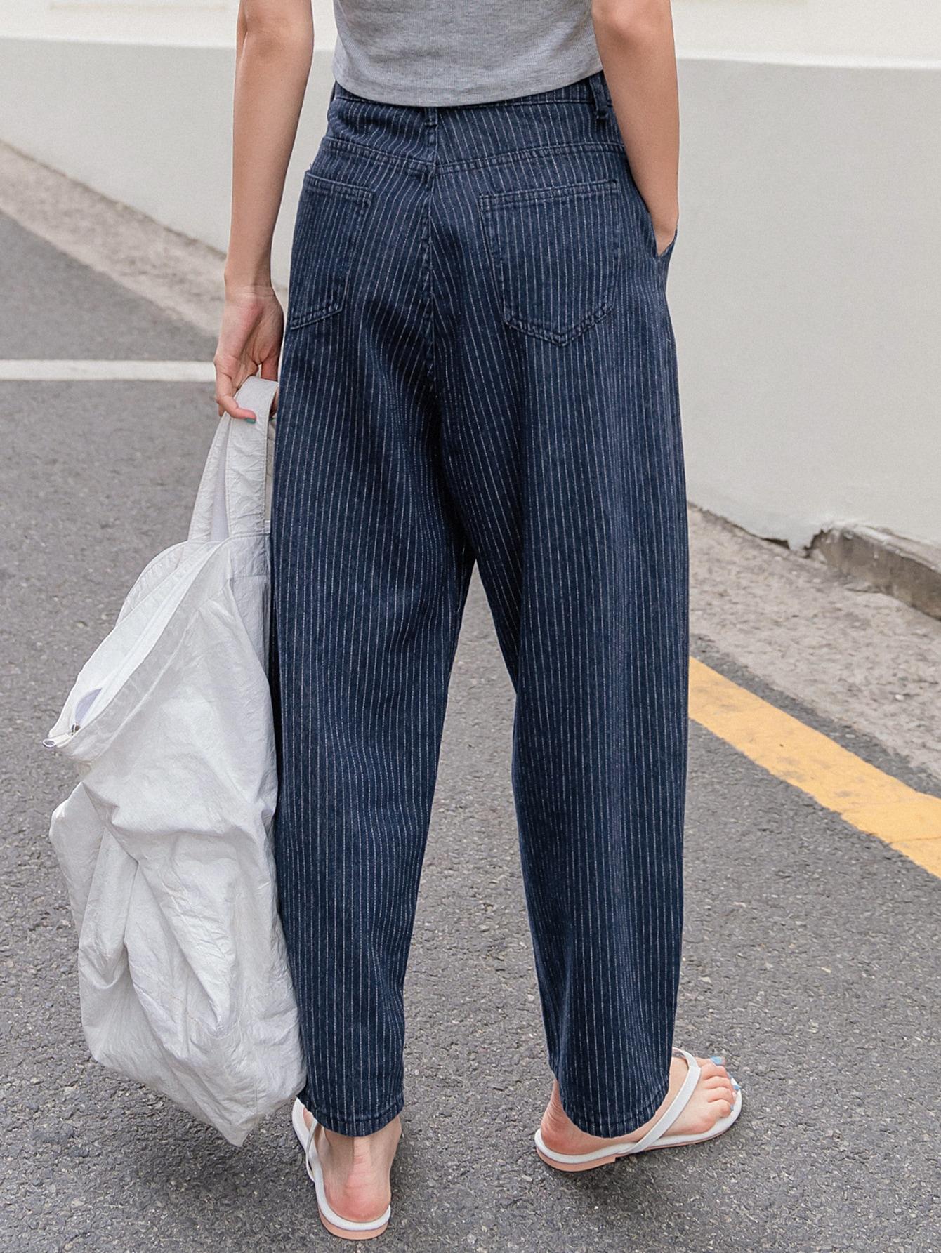 niebieskie spodnie jeans wzór paski