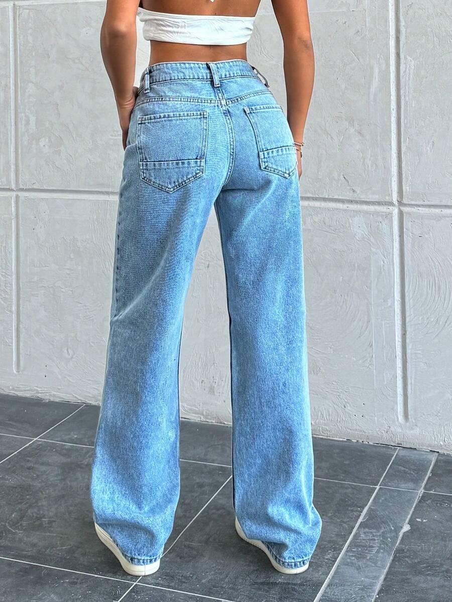 niebieskie spodnie jeans