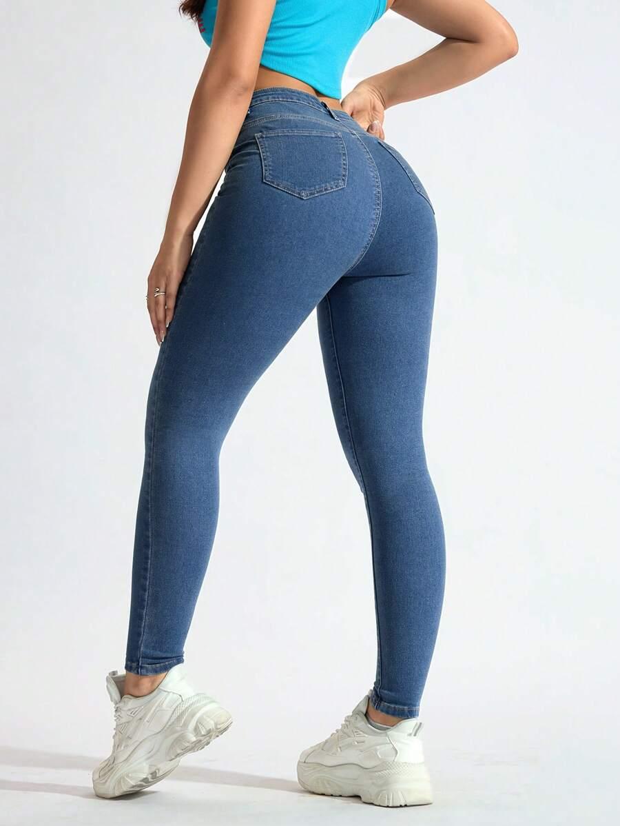 niebieskie spodnie skinny jeans