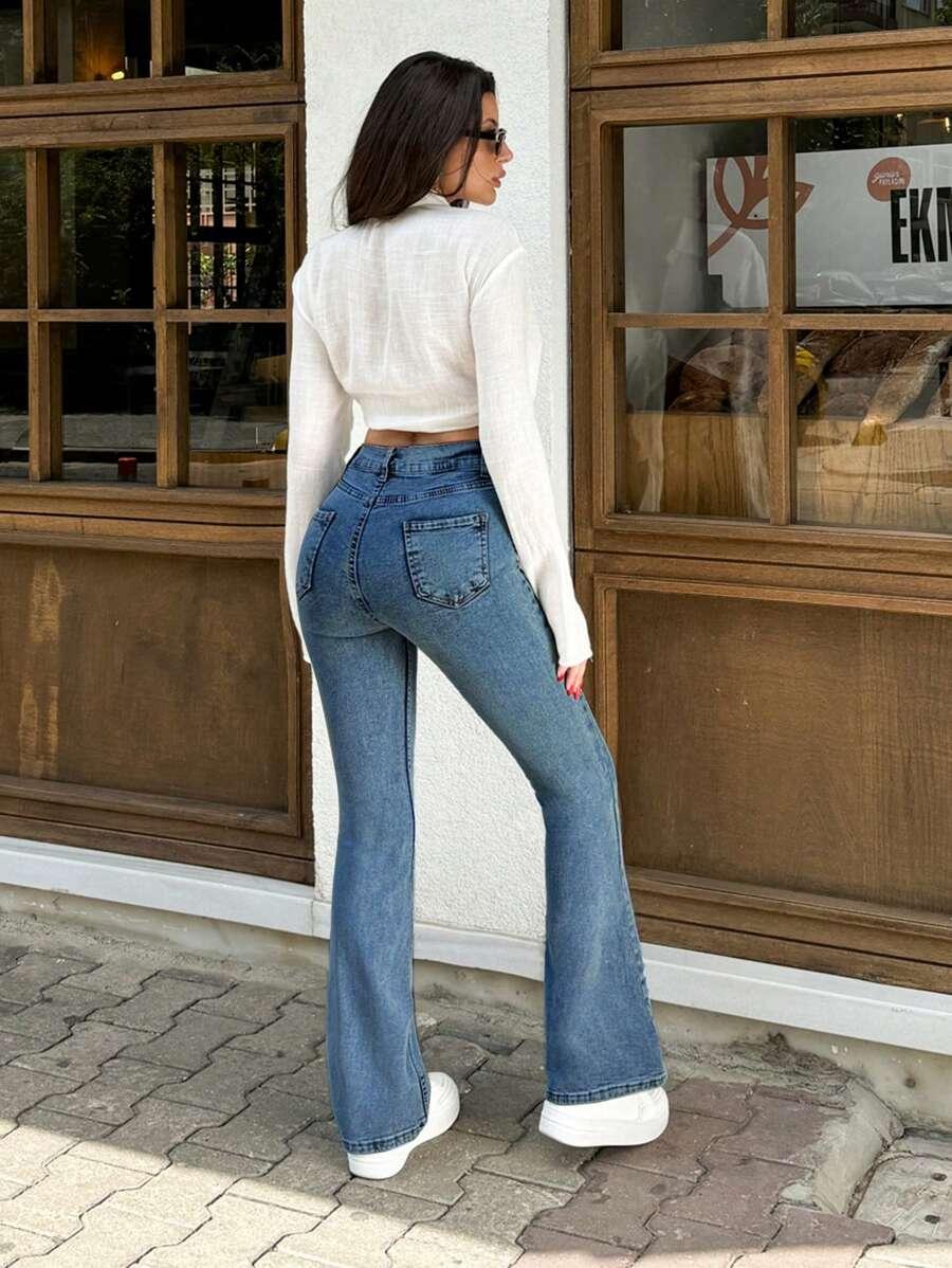 niebieskie spodnie jeans