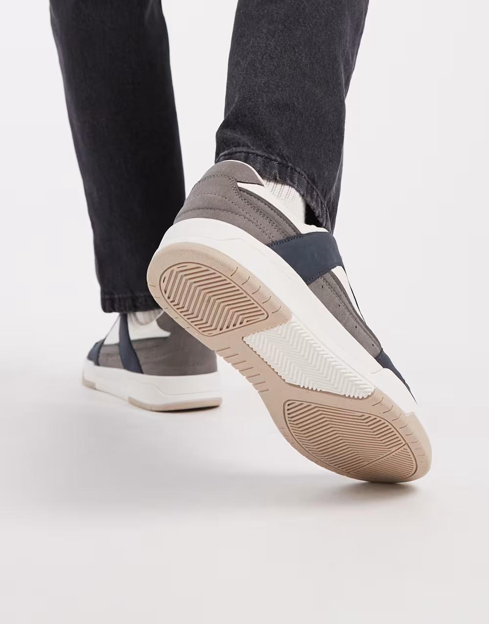 sznurowane buty sportowe