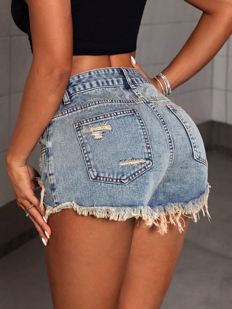niebieskie spodenki jeans