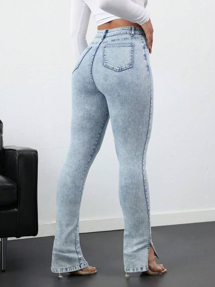 niebieskie spodnie jeans