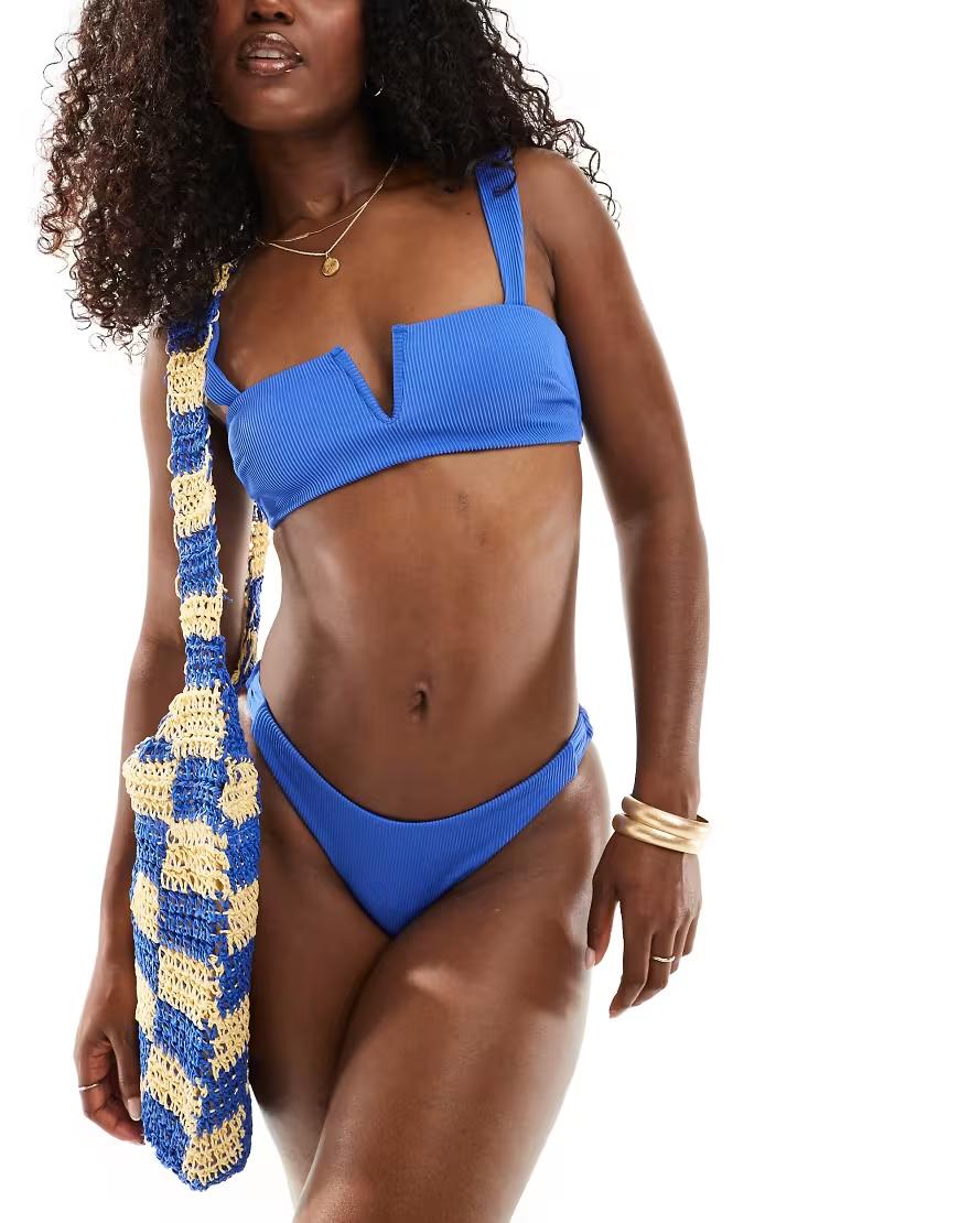 niebieska góra od bikini
