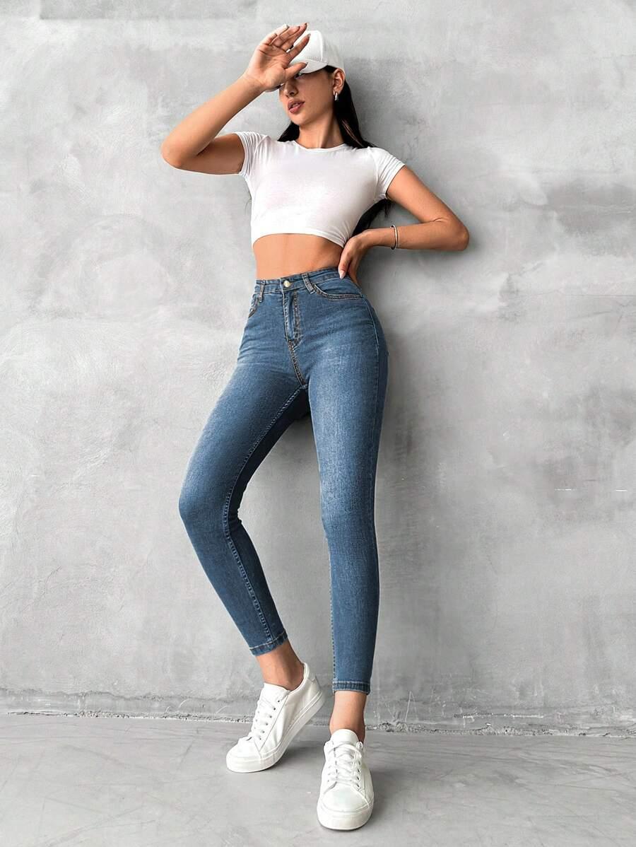 niebieskie spodnie jeans
