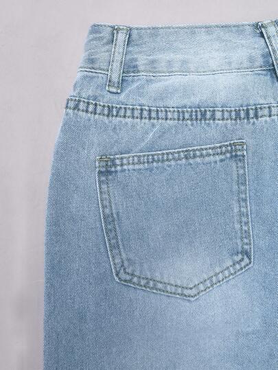 niebieskie spodenki jeans
