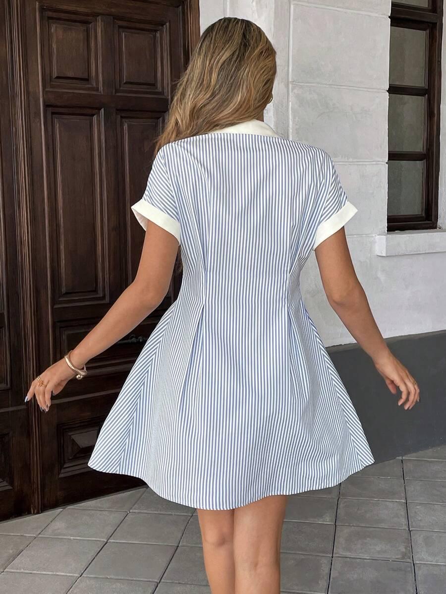 niebieska mini sukienka wzór paski