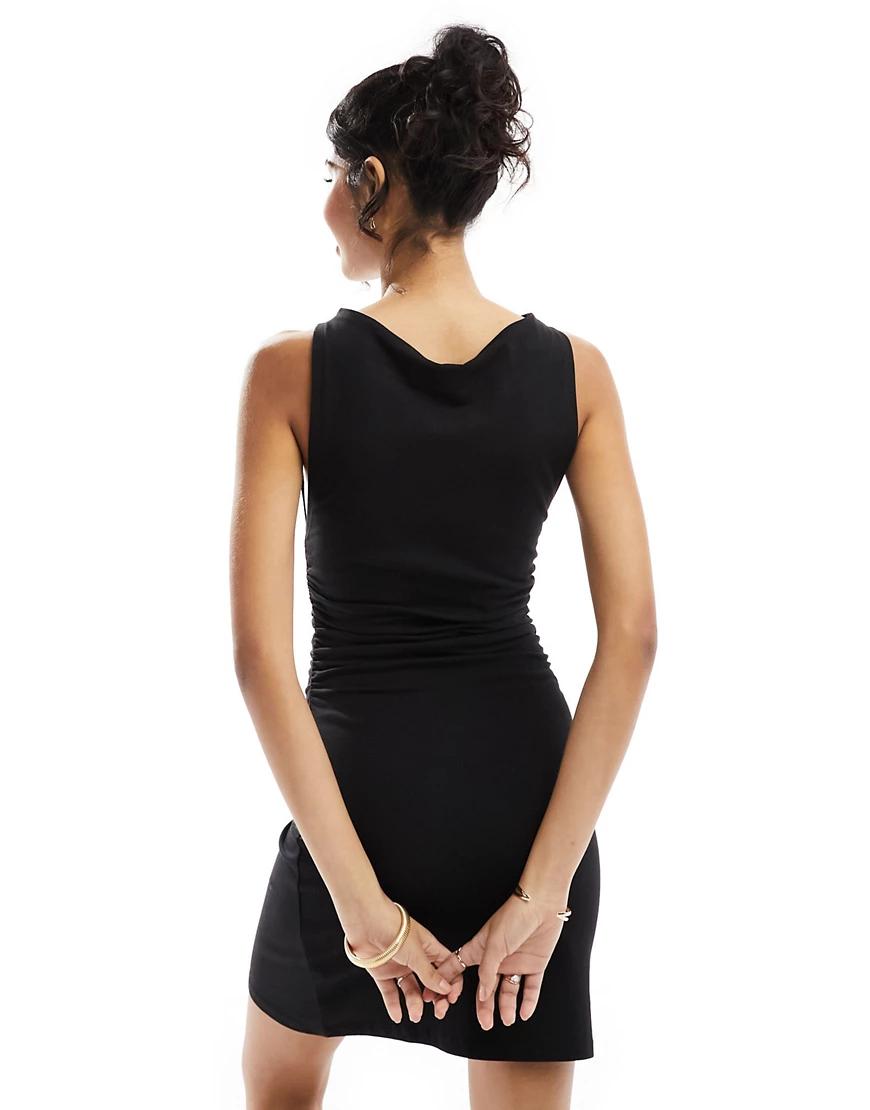 mini czarna sukienka bez rękawów marszczenia