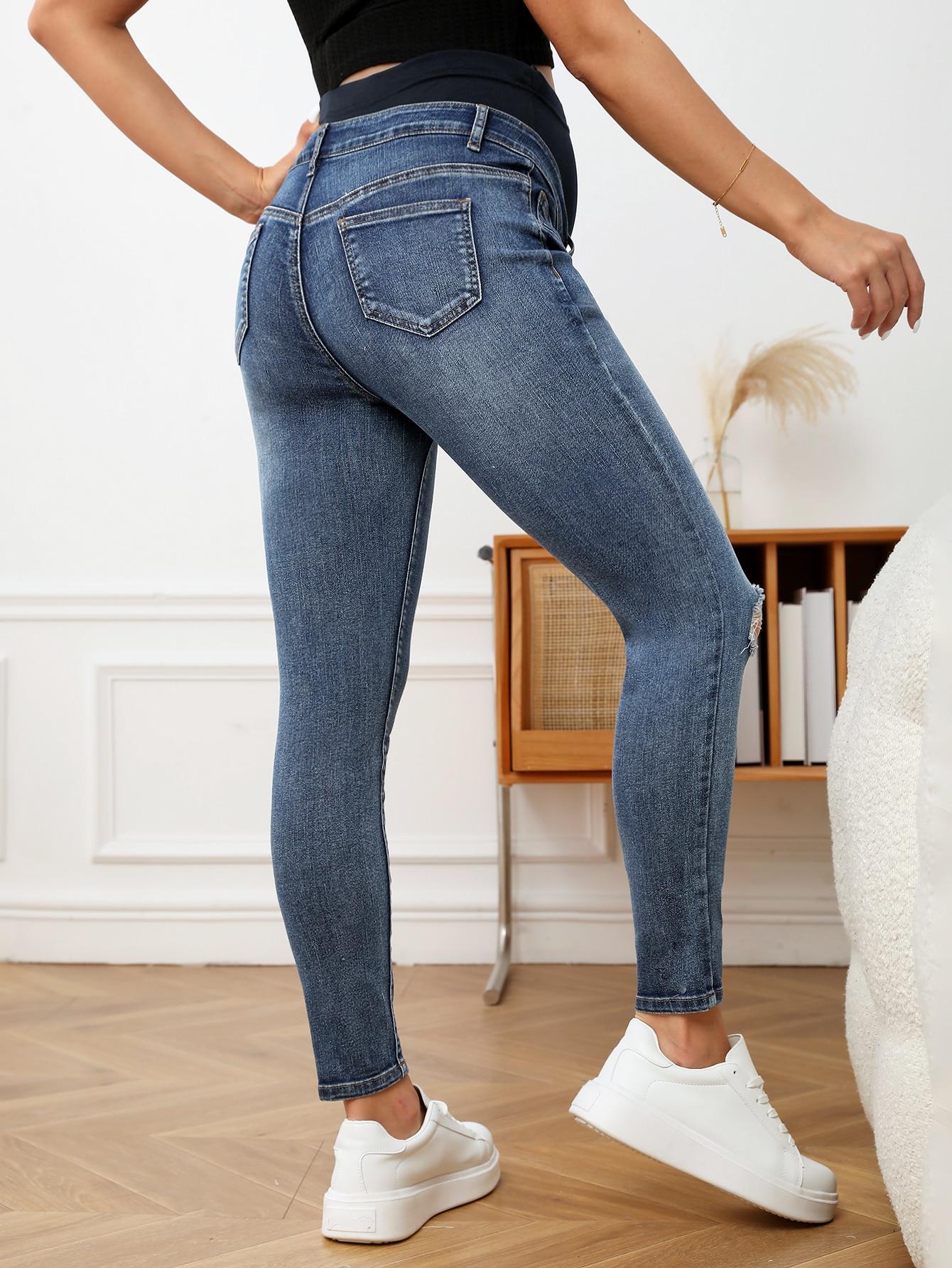 niebieskie spodnie jeans 