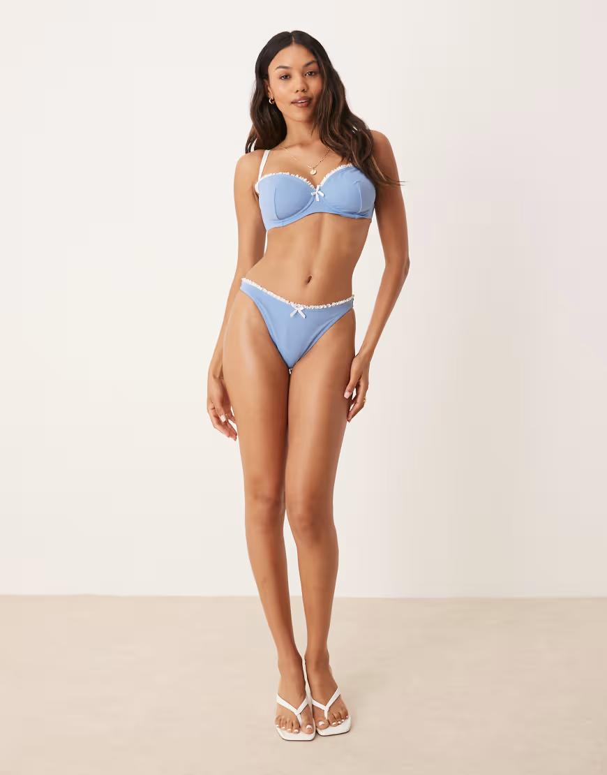 niebieski dół od bikini kontrast
