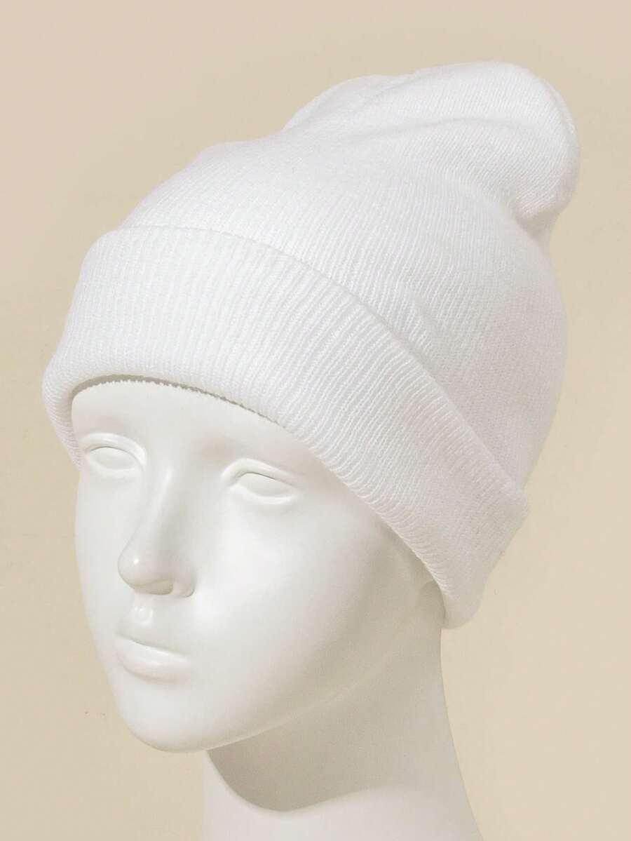 biała czapka beanie