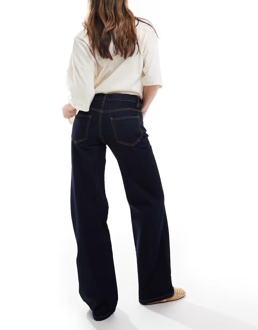 granatowe spodnie jeans kieszenie
