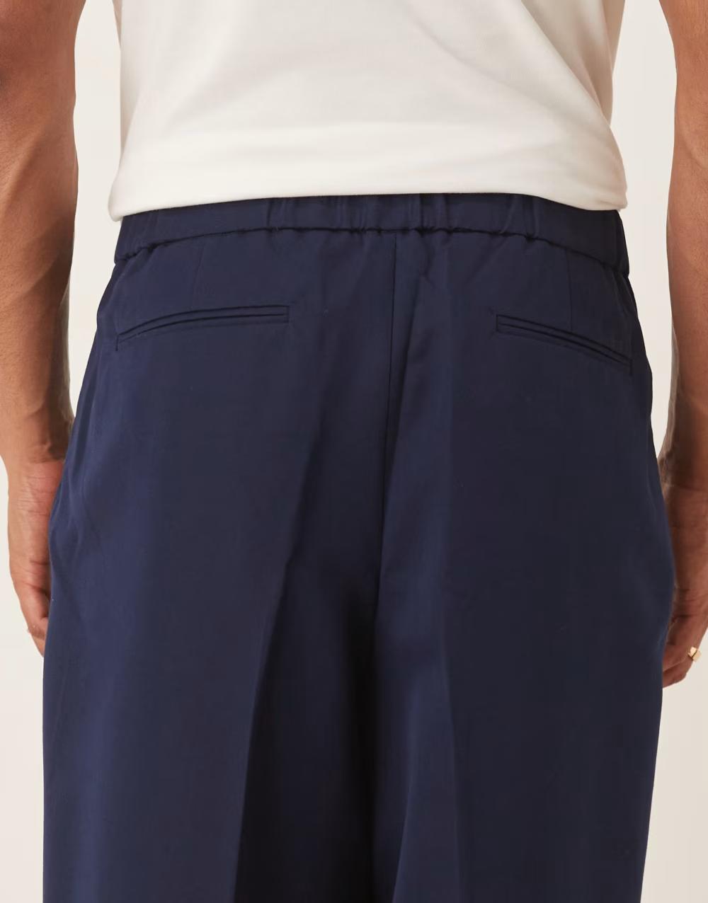granatowe spodenki casual
