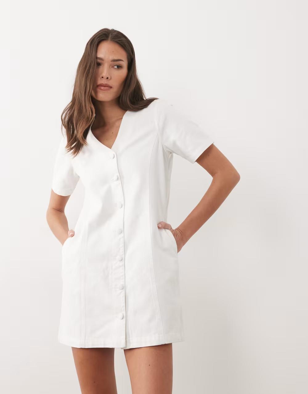 BIAŁA MINI JEANSOWA SUKIENKA V-NECK