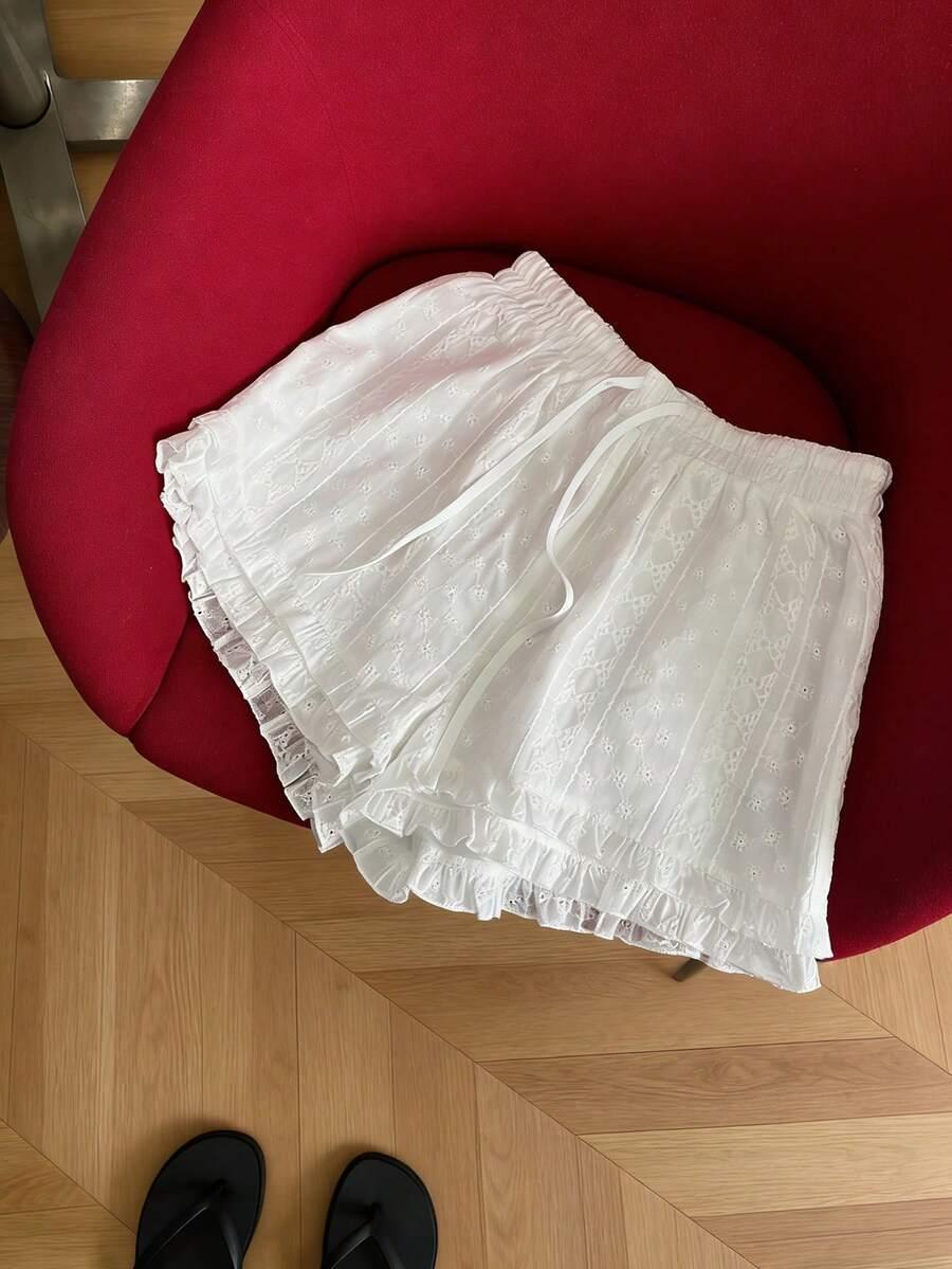 białe spodenki haft