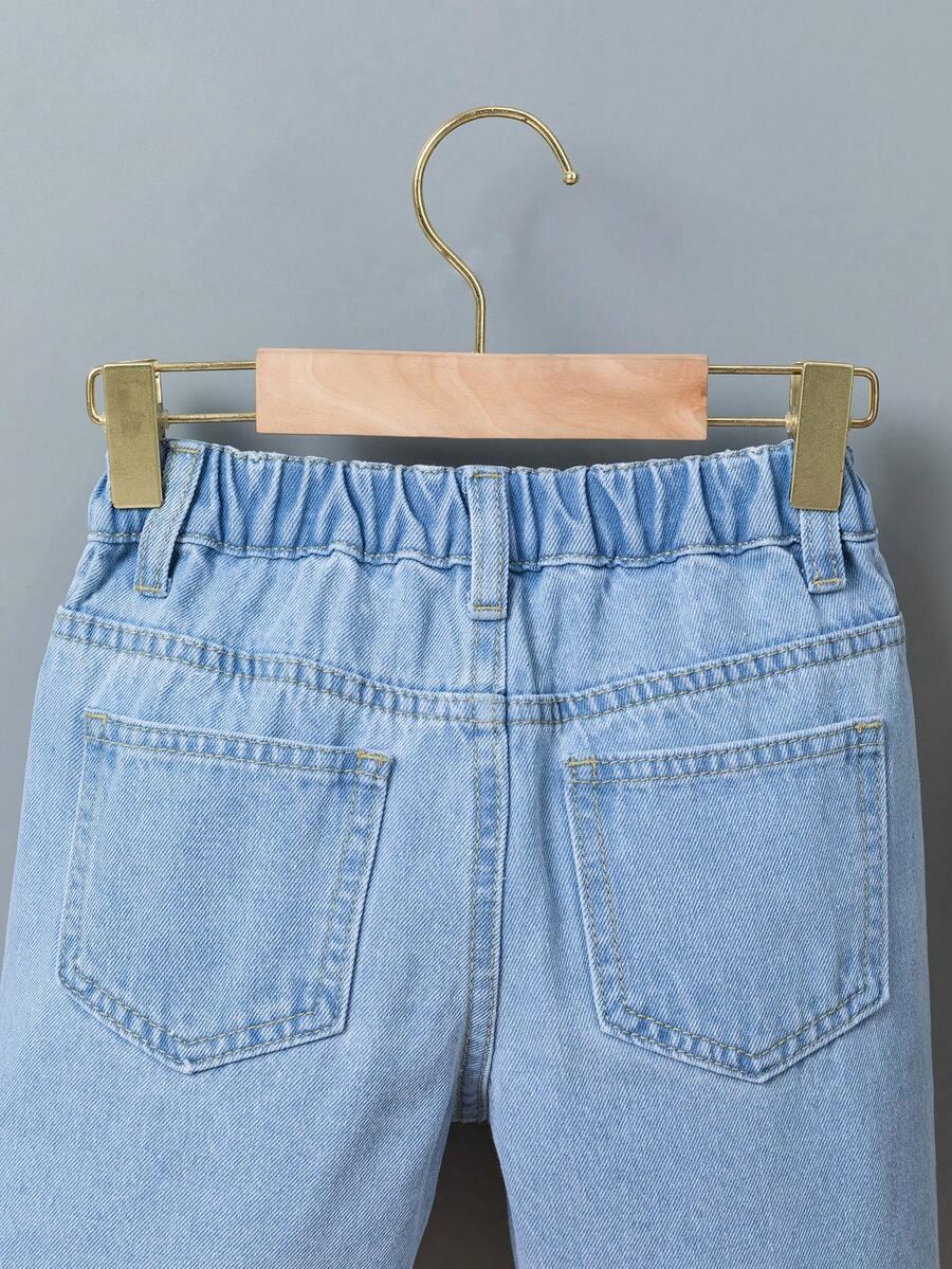 niebieskie spodenki jeans