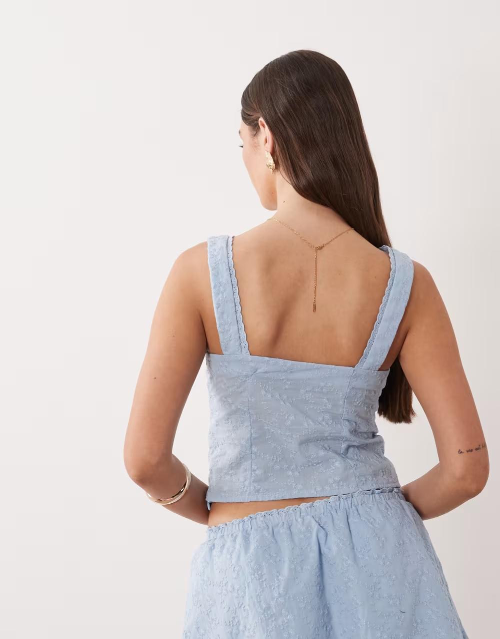 NIEBIESKI KLASYCZNY TOP V-NECK haft zdobienie