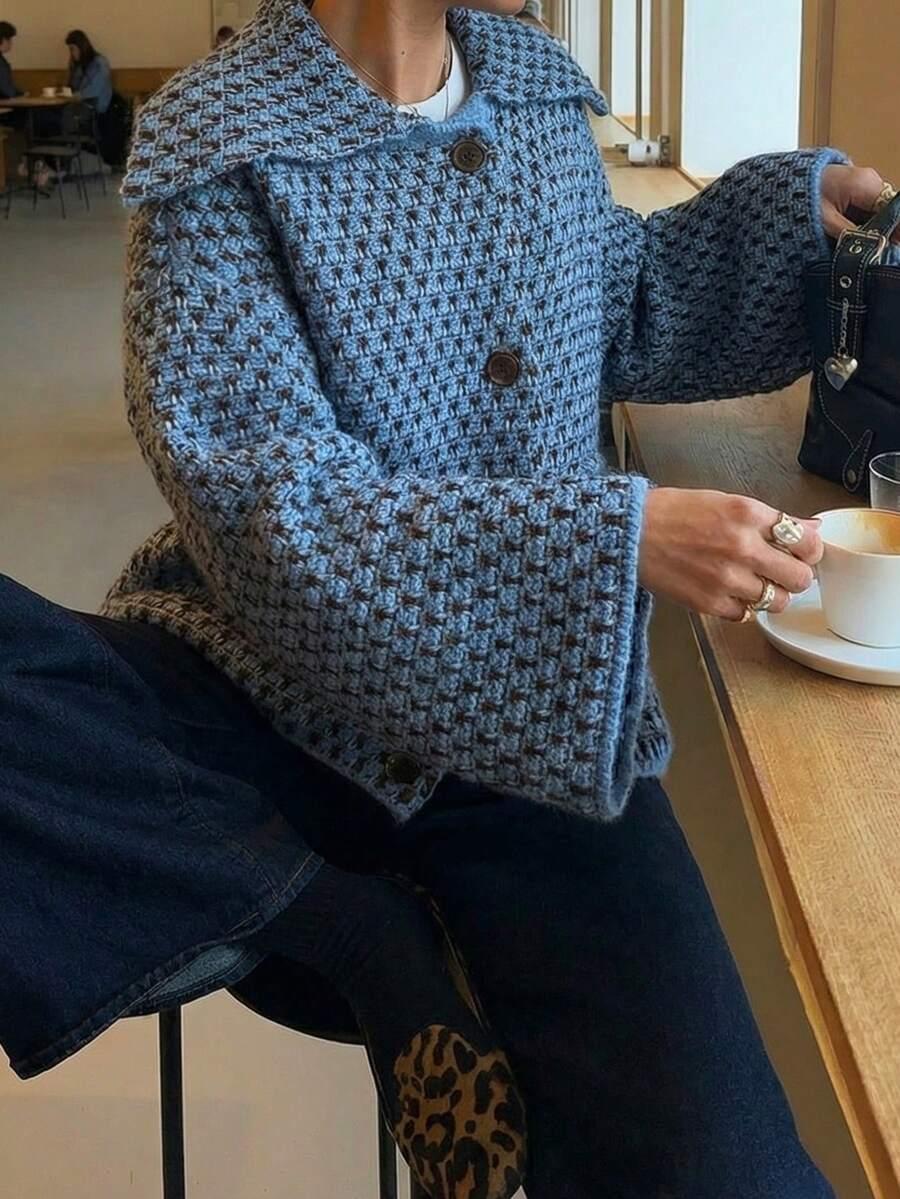 niebieski sweter guziki