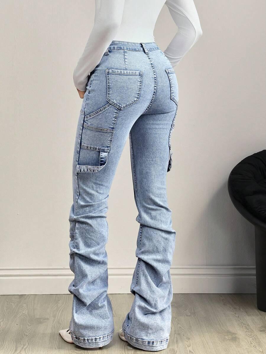 niebieskie spodnie jeans