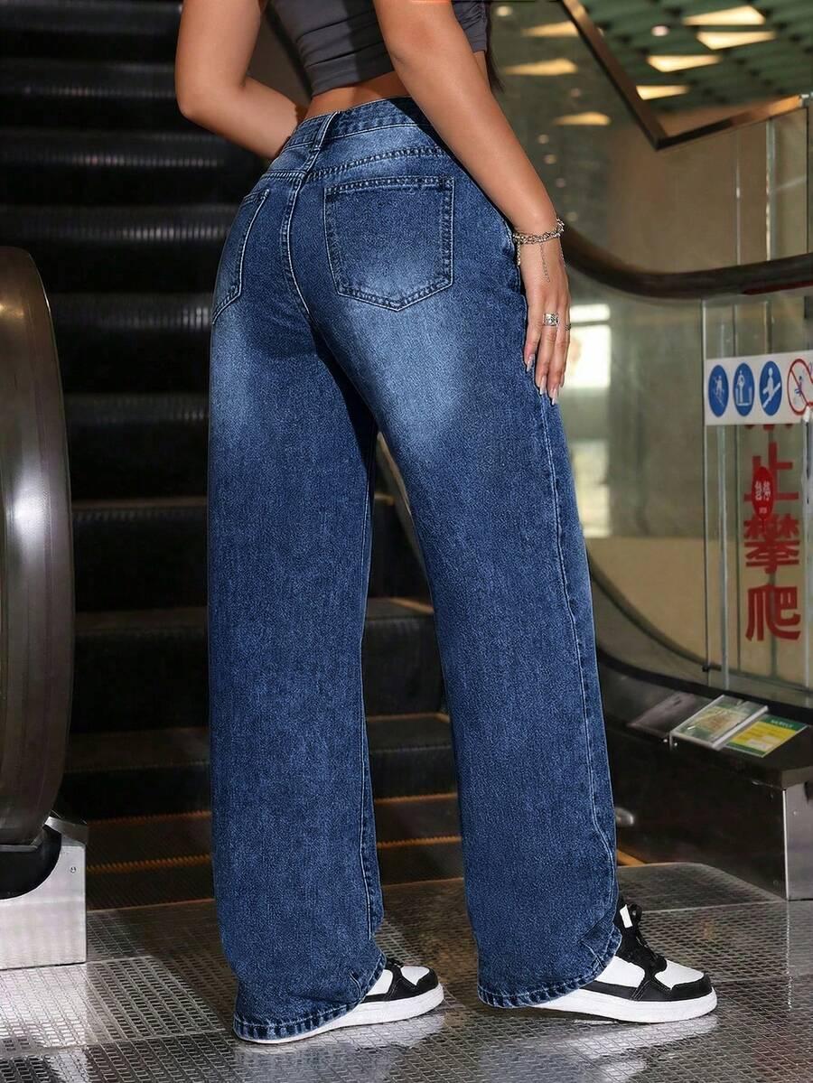 niebieskie spodnie jeans