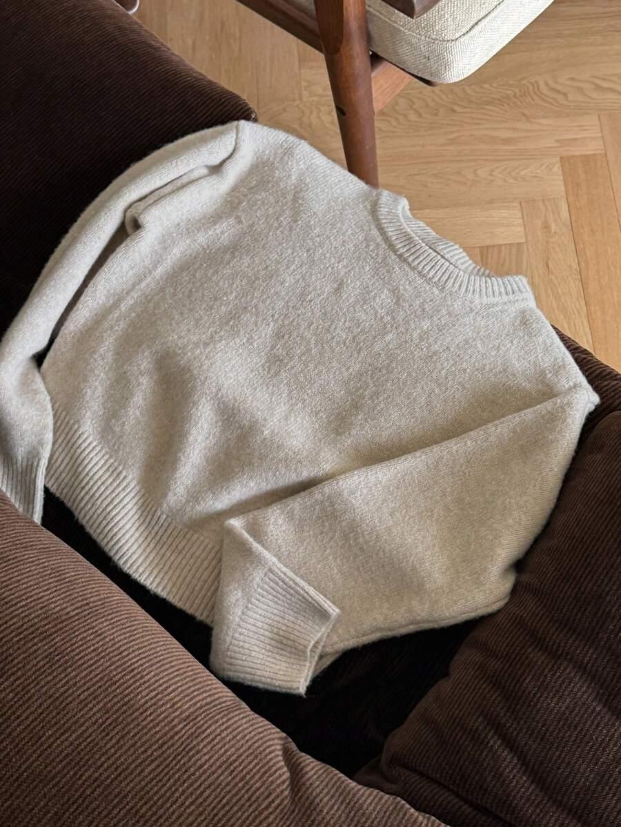 beżowy sweter okrągły dekolt