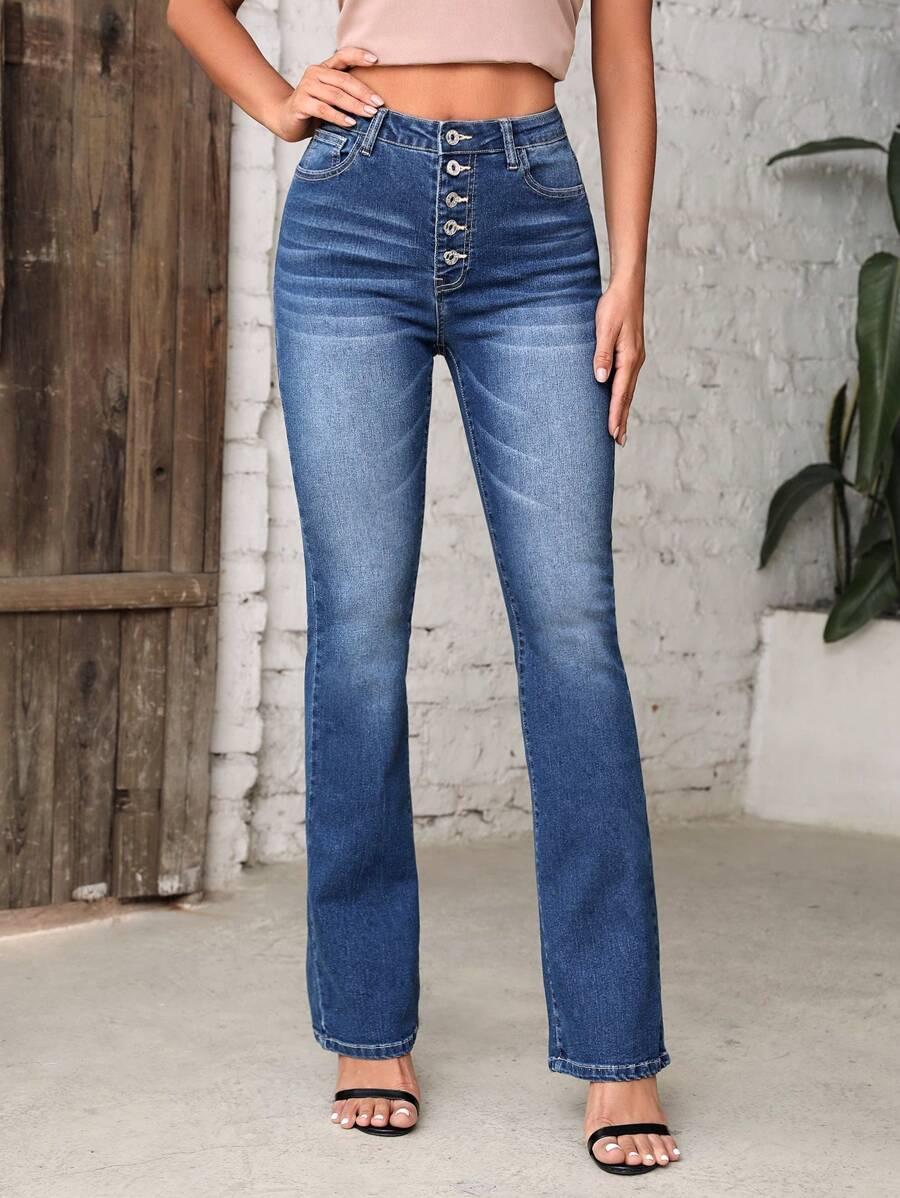 granatowe spodnie jeans