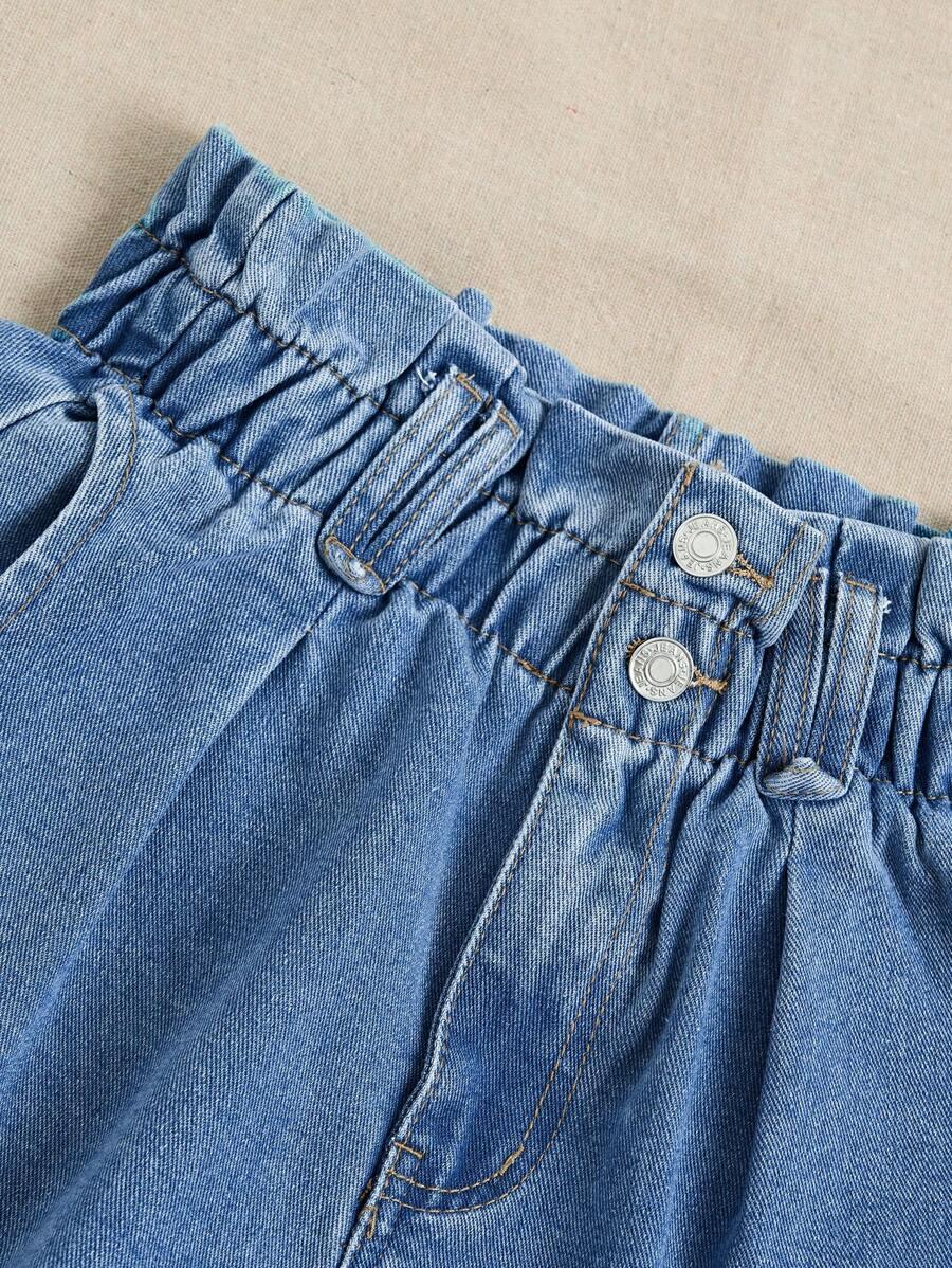 niebieskie spodenki jeans