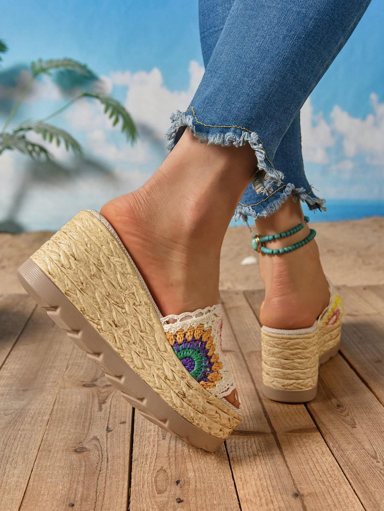 BUTY NA KOTURNIE Z OZDOBNYM HAFTEM