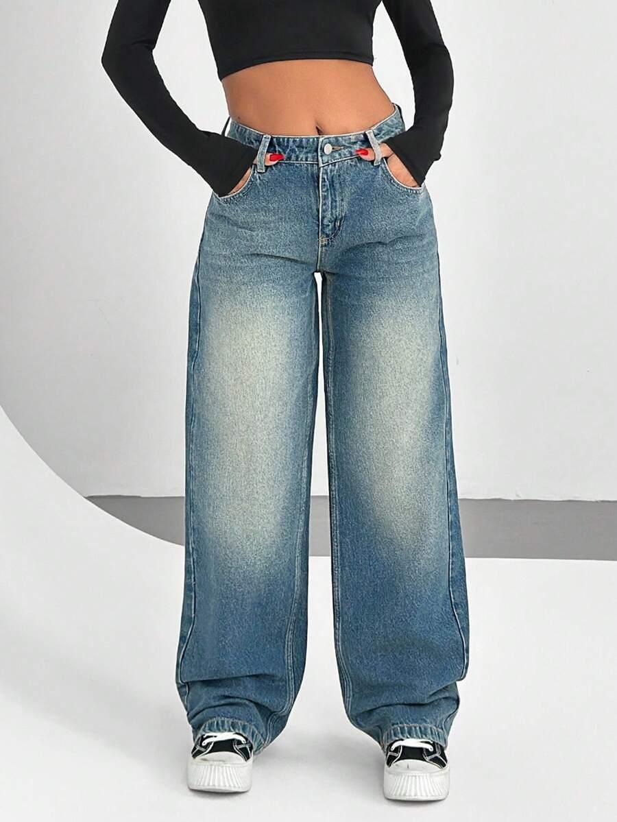 niebieskie spodnie jeans