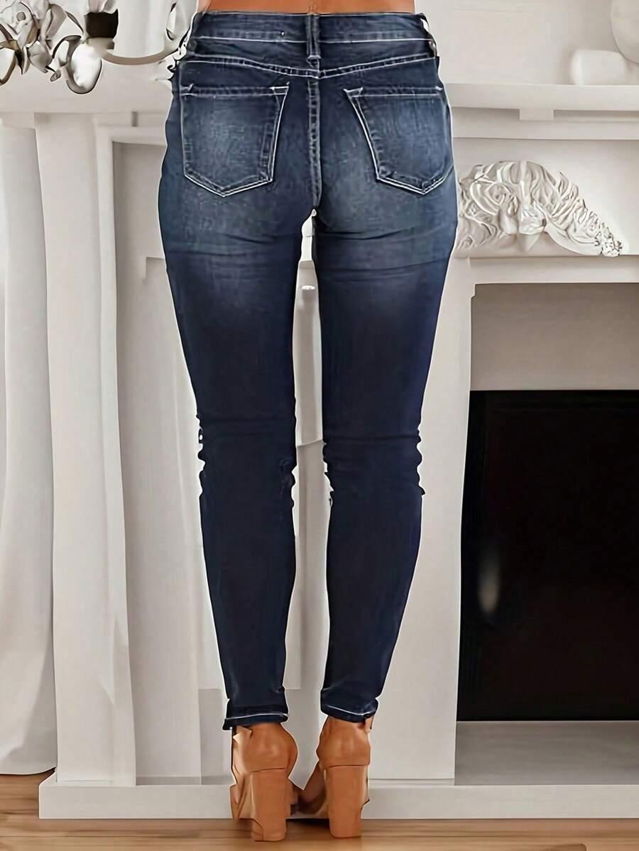niebieskie spodnie rurki jeans