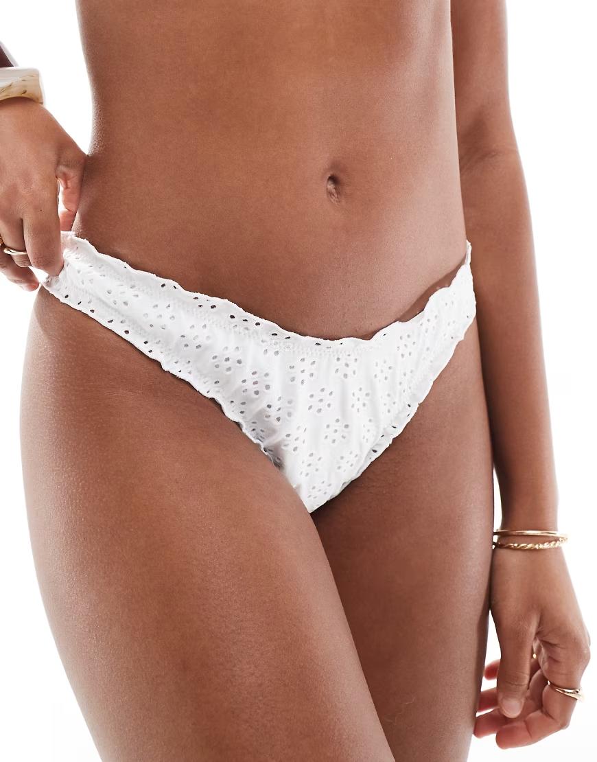 BIAŁY DÓŁ OD BIKINI HAFT