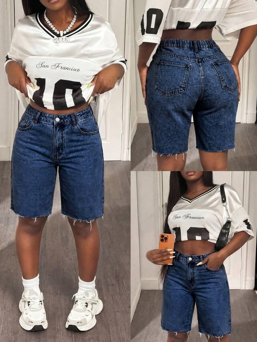 niebieskie krótkie spodenki jeans