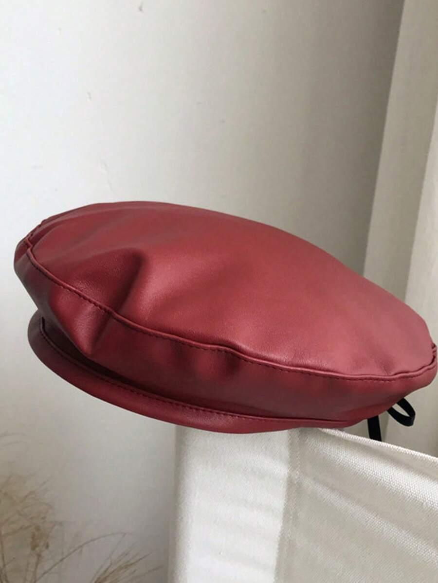 czerwony beret imitacja skóry