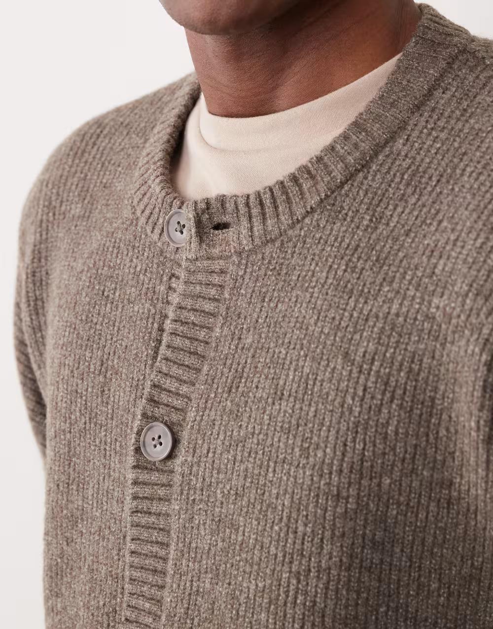 BRĄZOWY SWETER GUZIKI