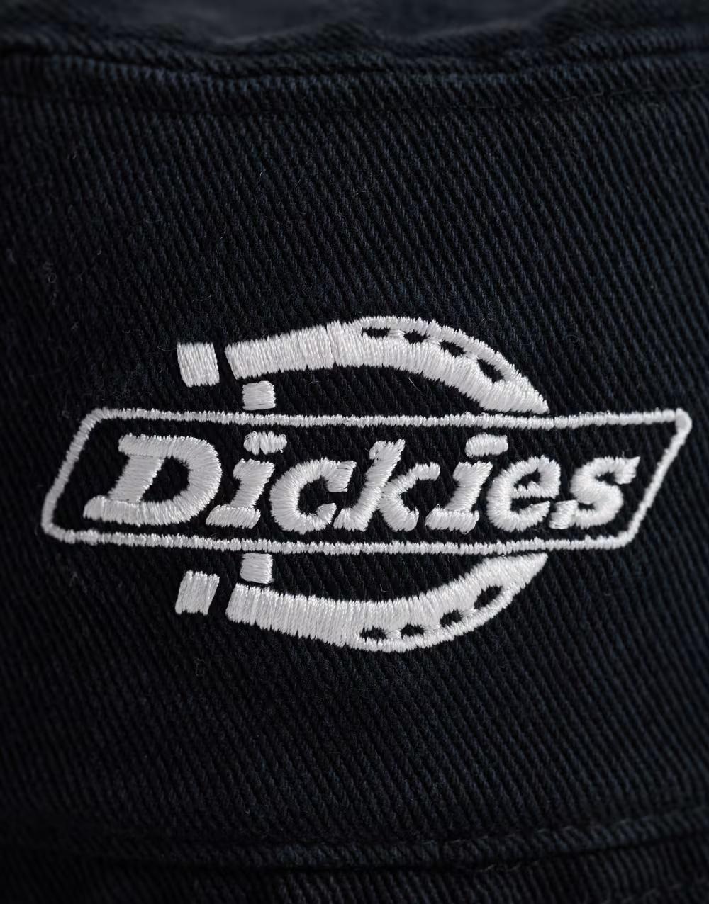 czarny kapelusz typu bucket haft logo