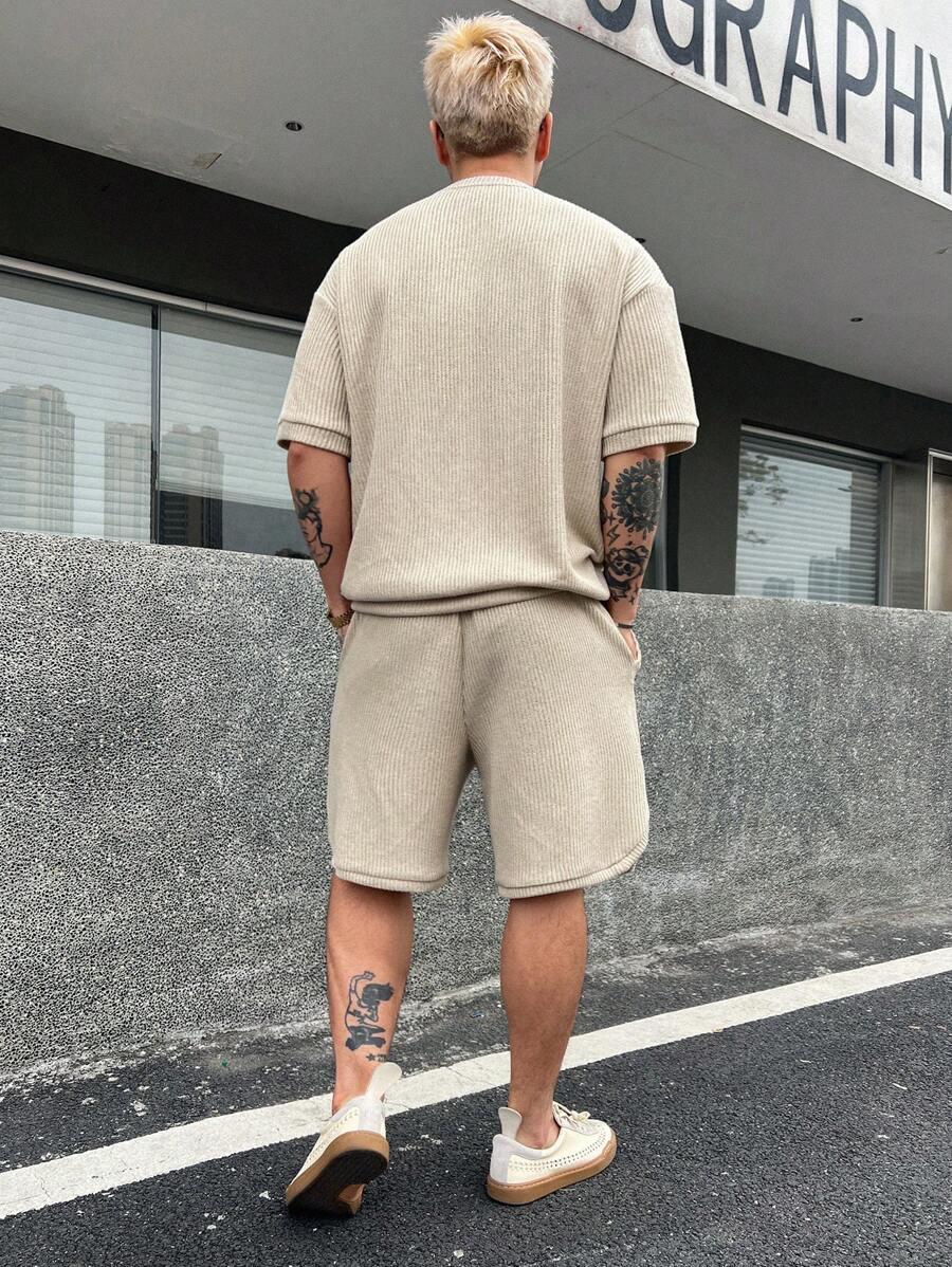 beżowy komplet t-shirt spodenki