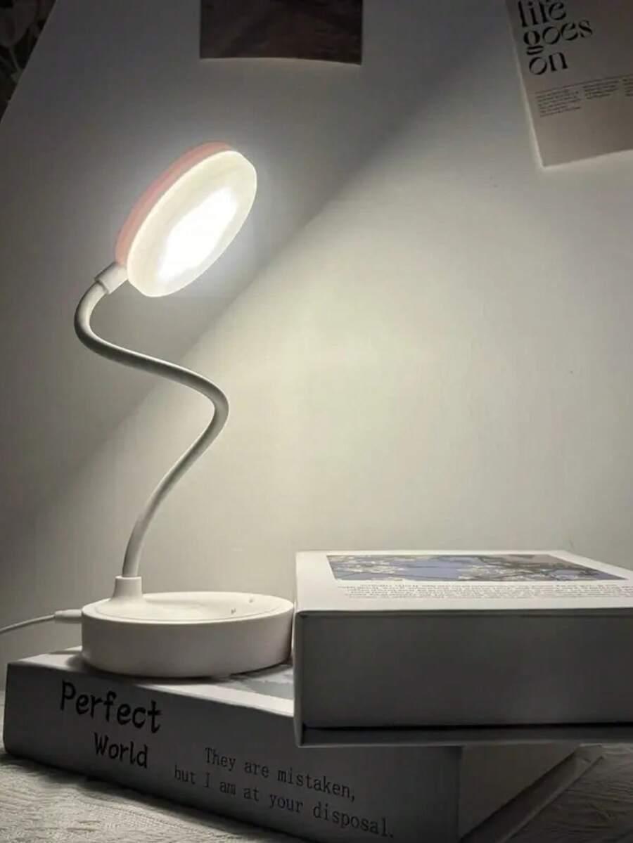 biała lampa na biurko