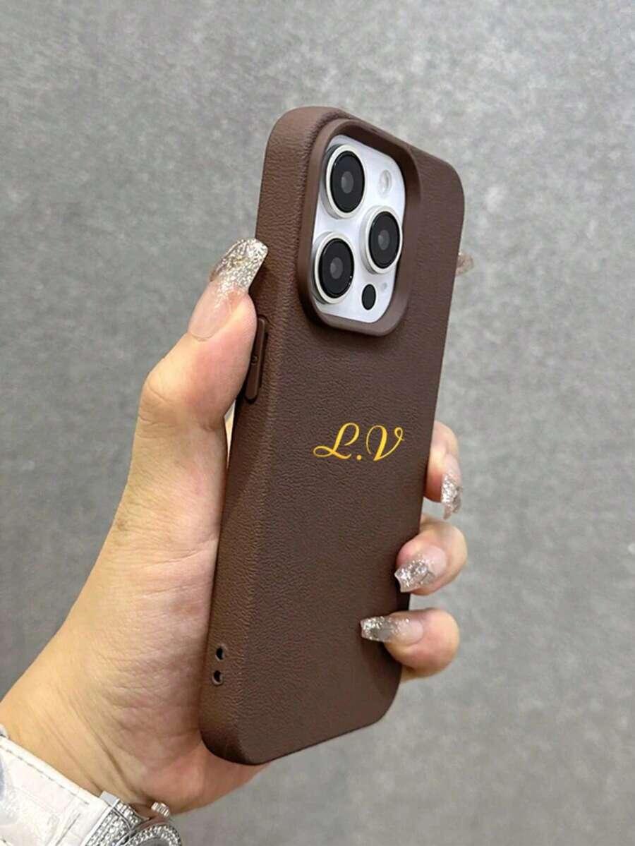 brązowe etui na telefon litera 'a' iphone 16