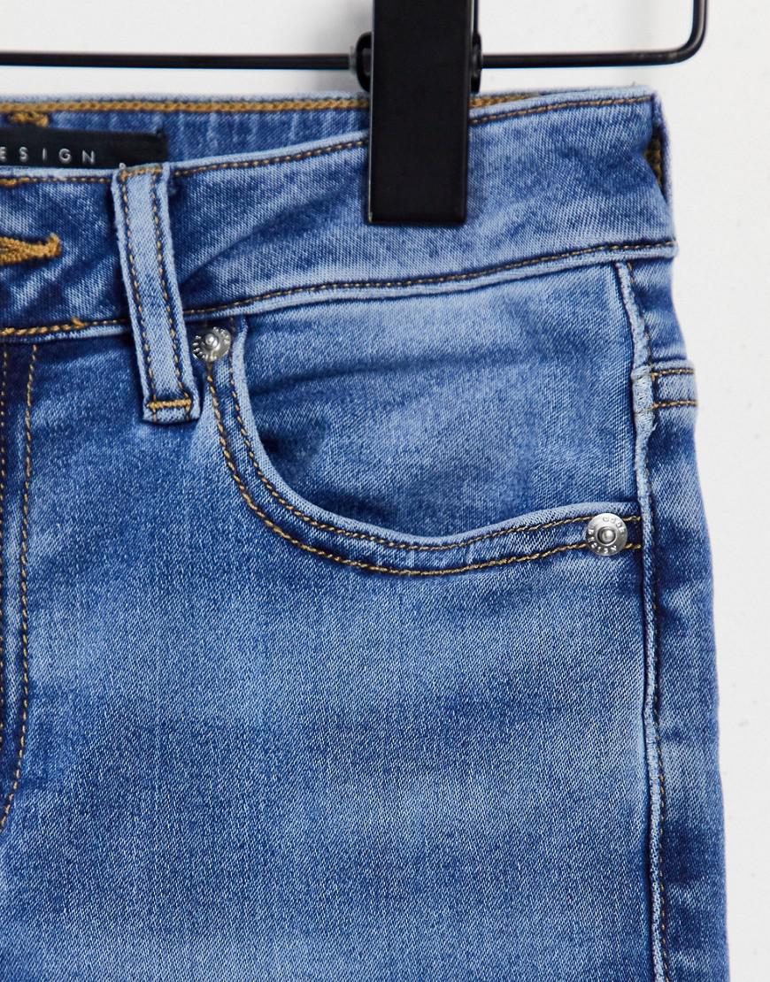 niebieskie spodnie jeans rurki