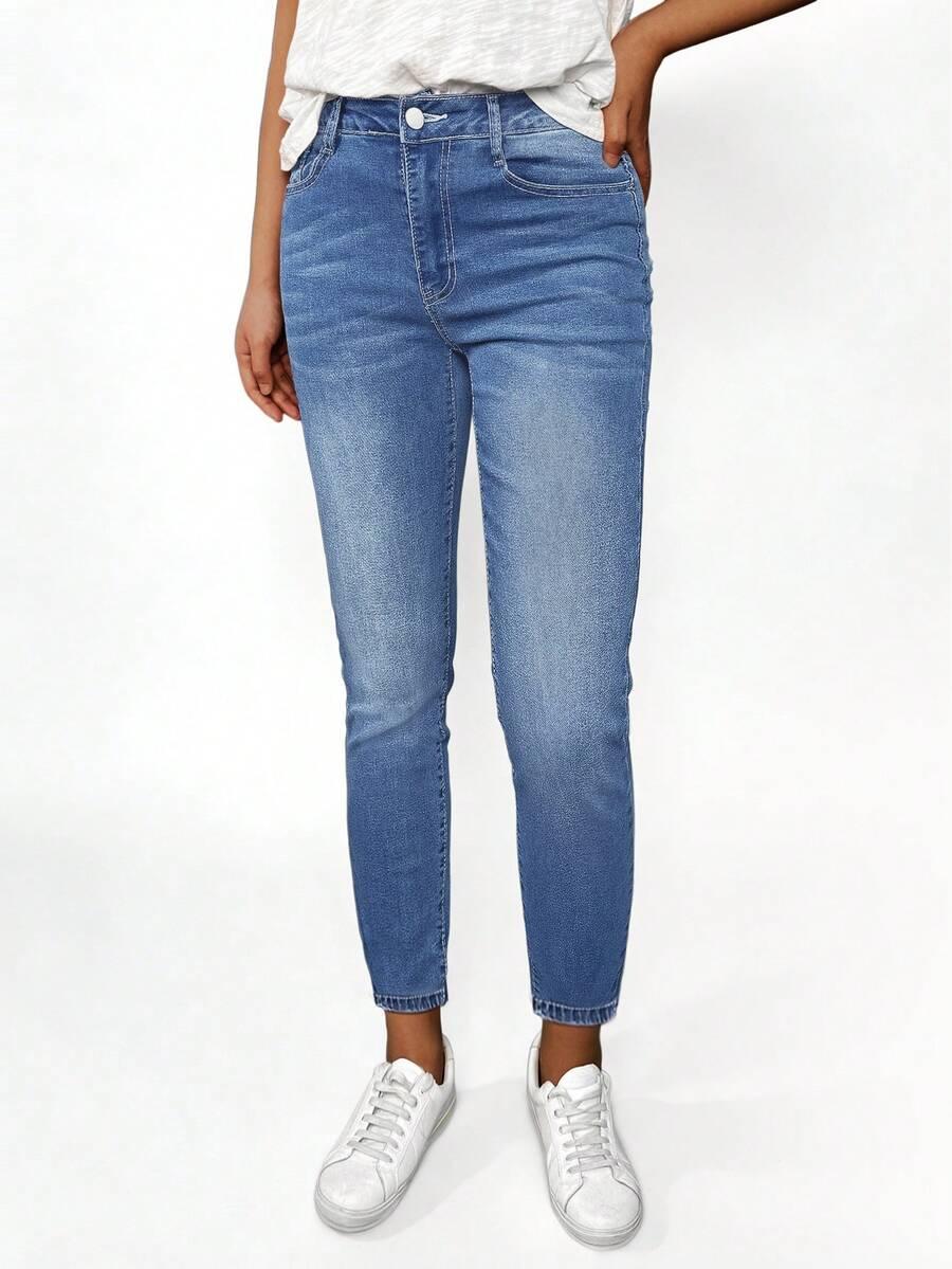 niebieskie spodnie jeans