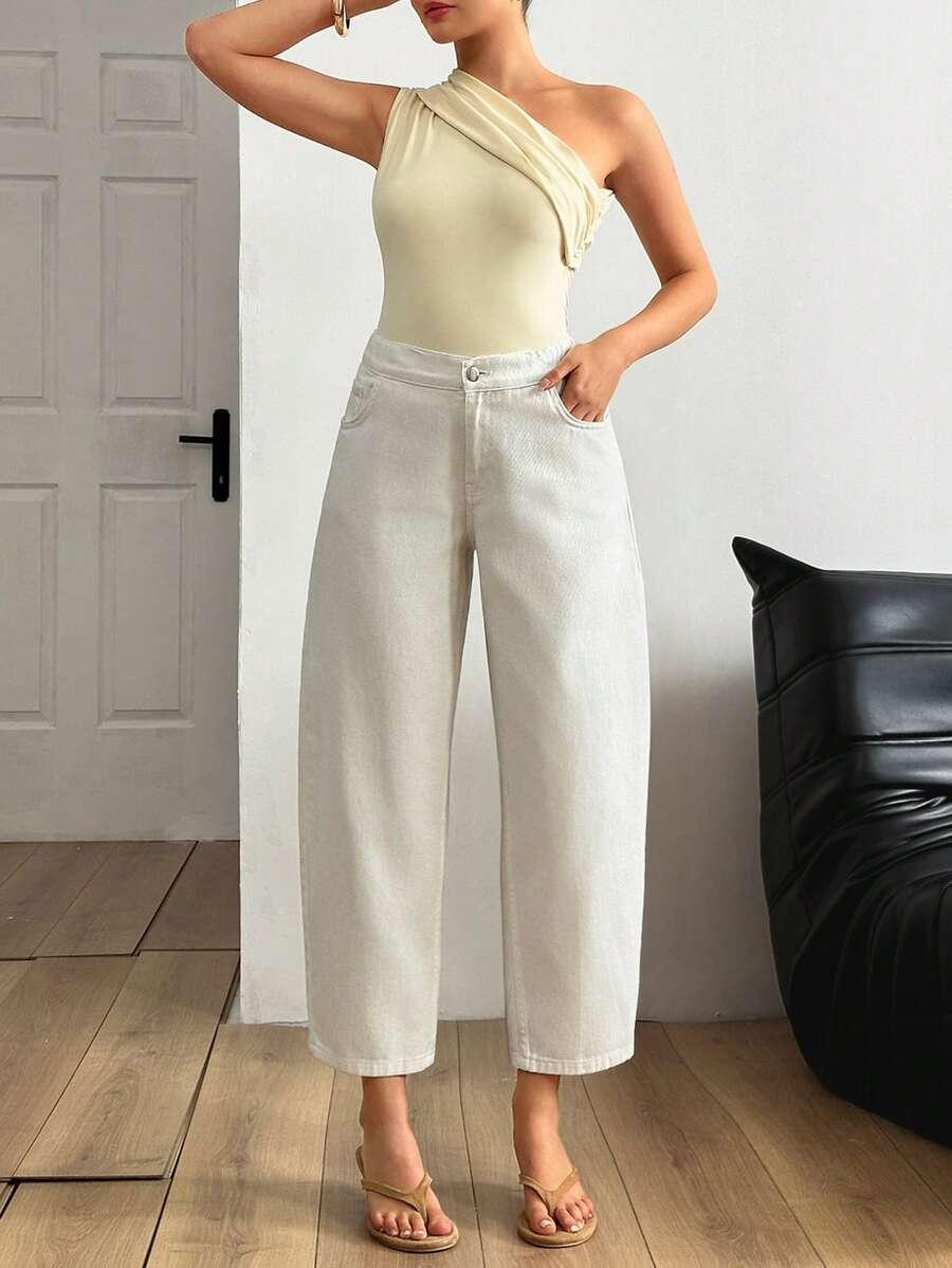 białe luźne spodnie jeans