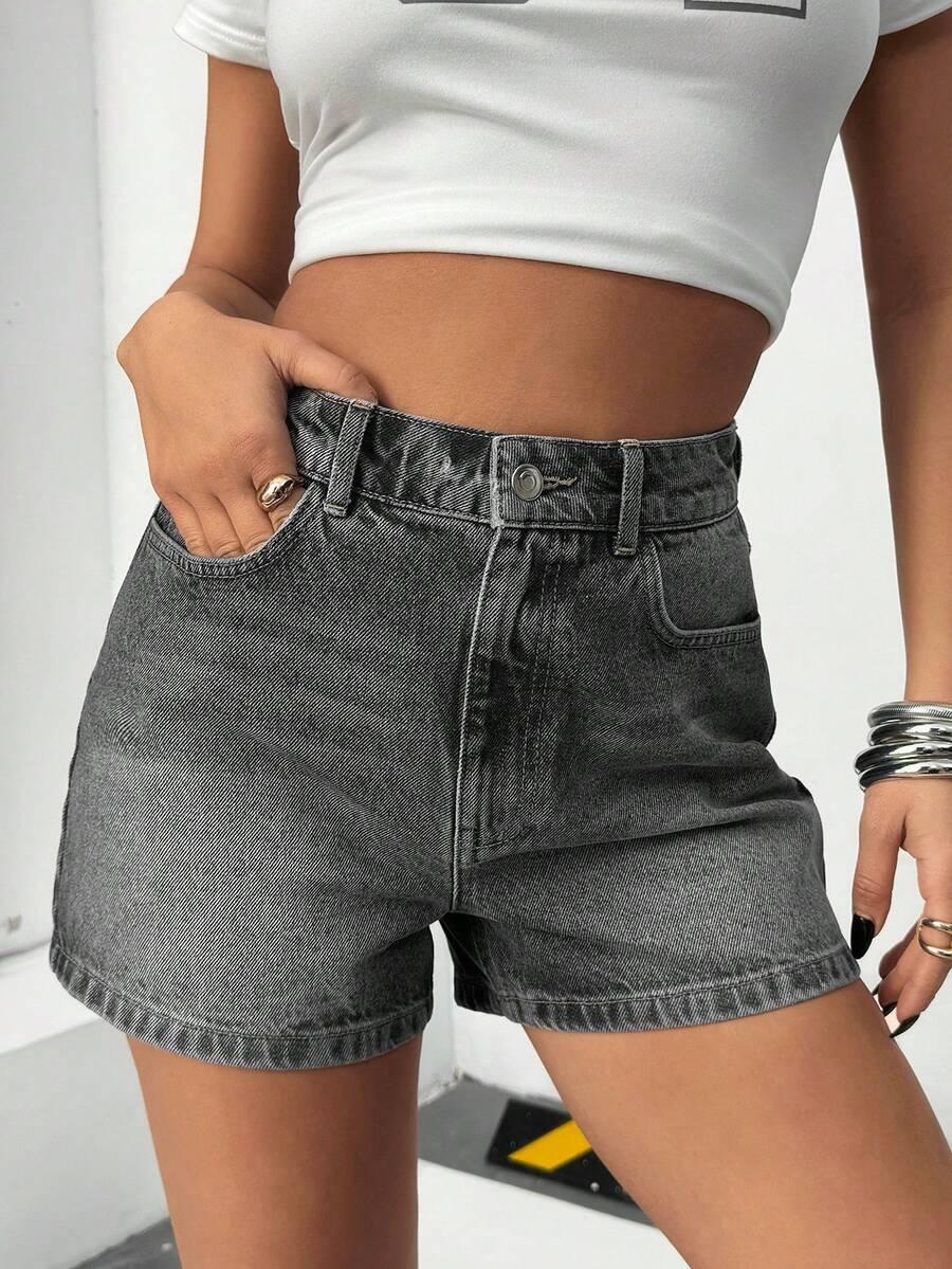 szare spodenki jeans