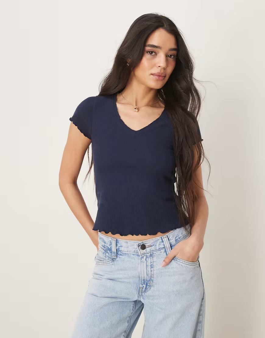 GRANATOWA BLUZKA V-NECK FALBANA
