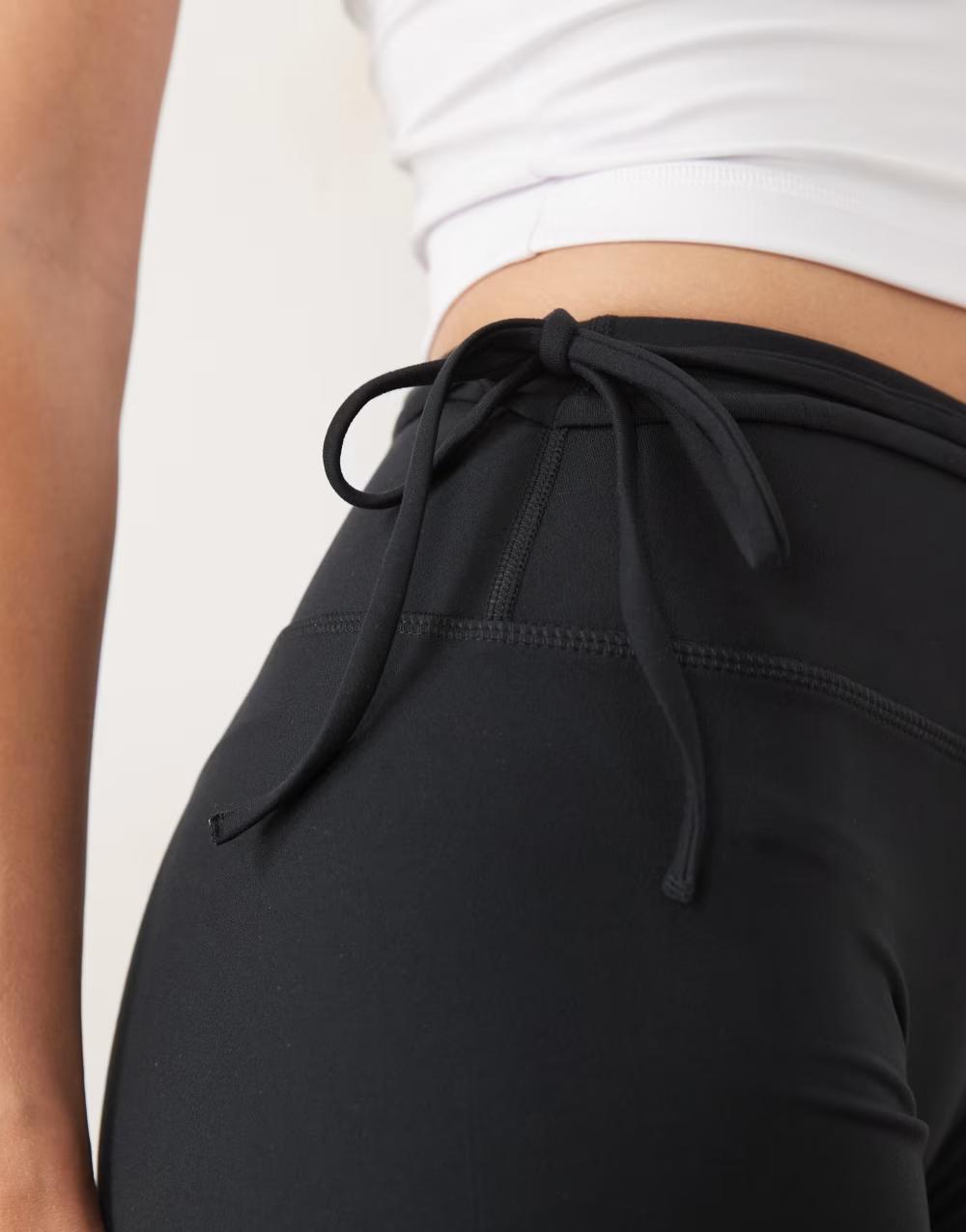 czarne krótkie spodenki sportowe wiązania