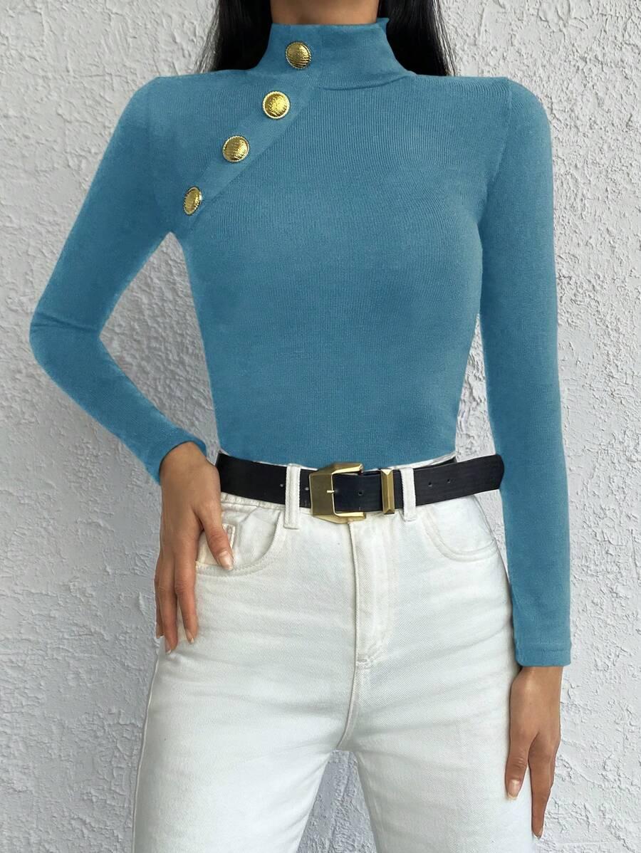 DOPASOWANY SWETER Z OZDOBNYMI GUZIKAMI 