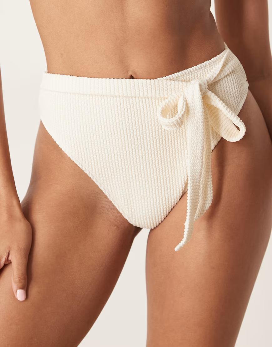 KREMOWY DÓŁ OD BIKINI WIĄZANIE