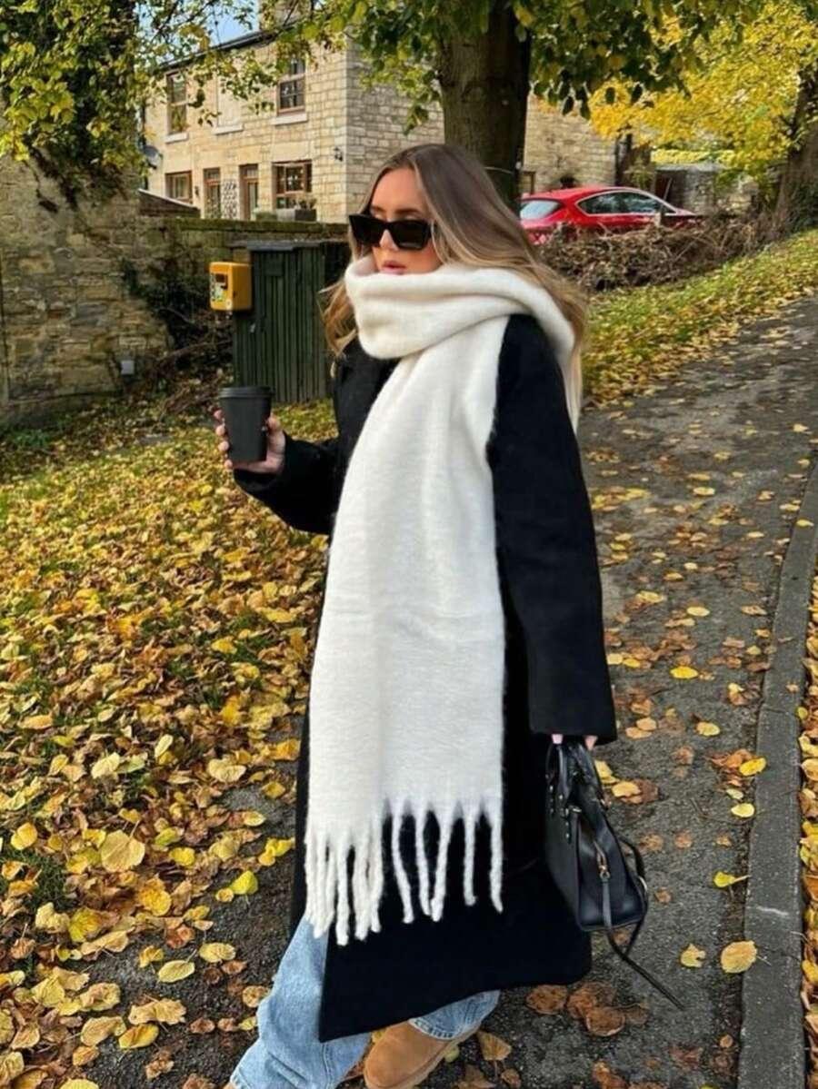 biały szalik frędzle