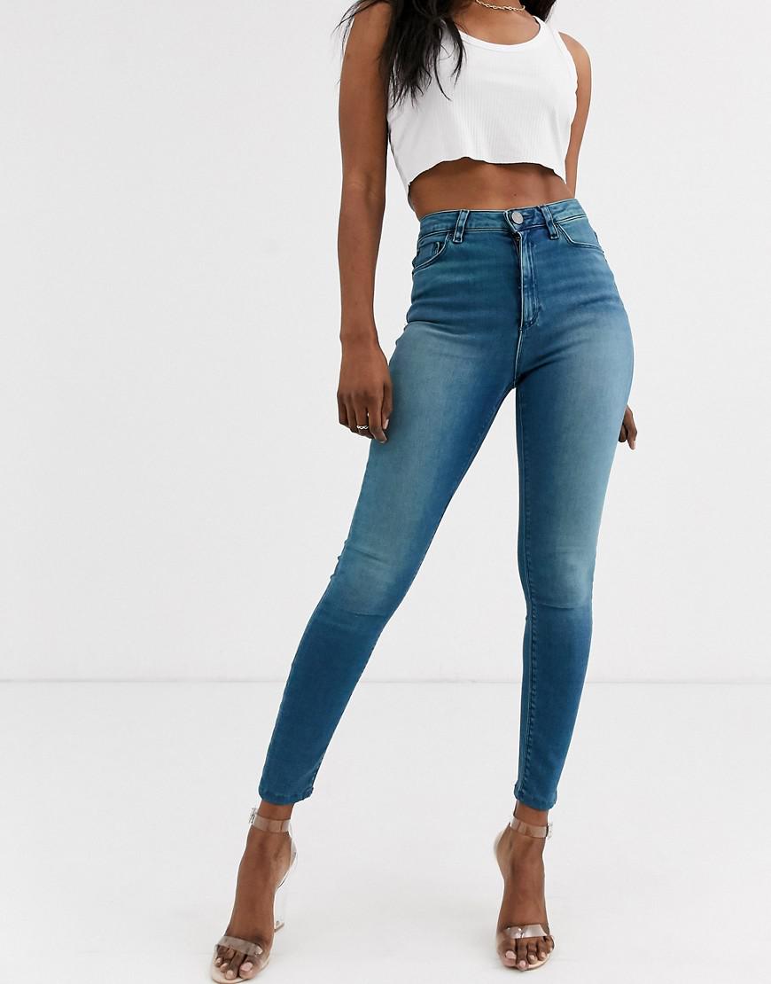 niebieskie spodnie jeans rurki
